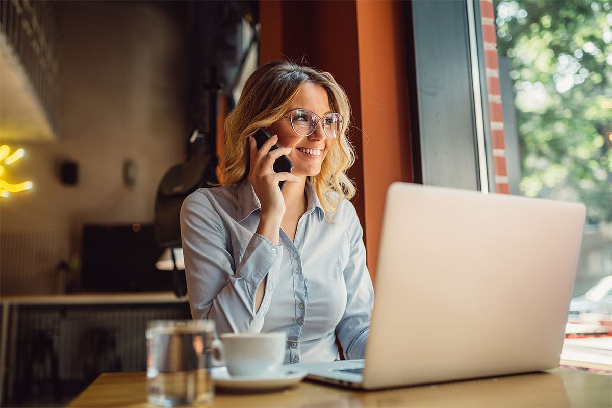 With Desktop as a Service from Smart Data Center, the employee works on her laptop regardless of location. © Adobe Stock, Nebojsa