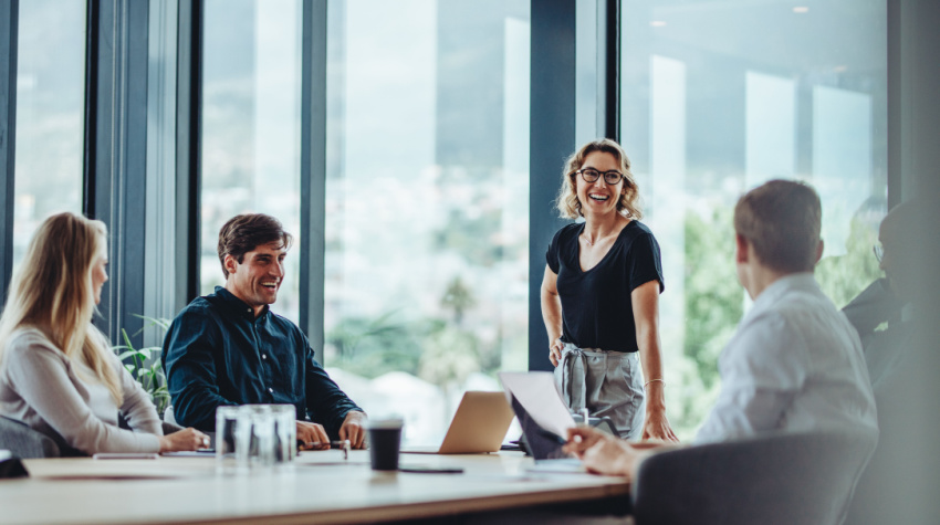 In dem Beratungsgespräch werden die Im Laufe des Gesprächs werden die 27 Anforderungen des Cyberrisiko-Checks abgefragt. © Shutterstock, Jacob Lund